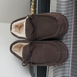 NWT- PAWZ BY BEARPAW DK BROWN CORDUROY INDOOR/OUTDOOR STAIN RESISTANT MO…